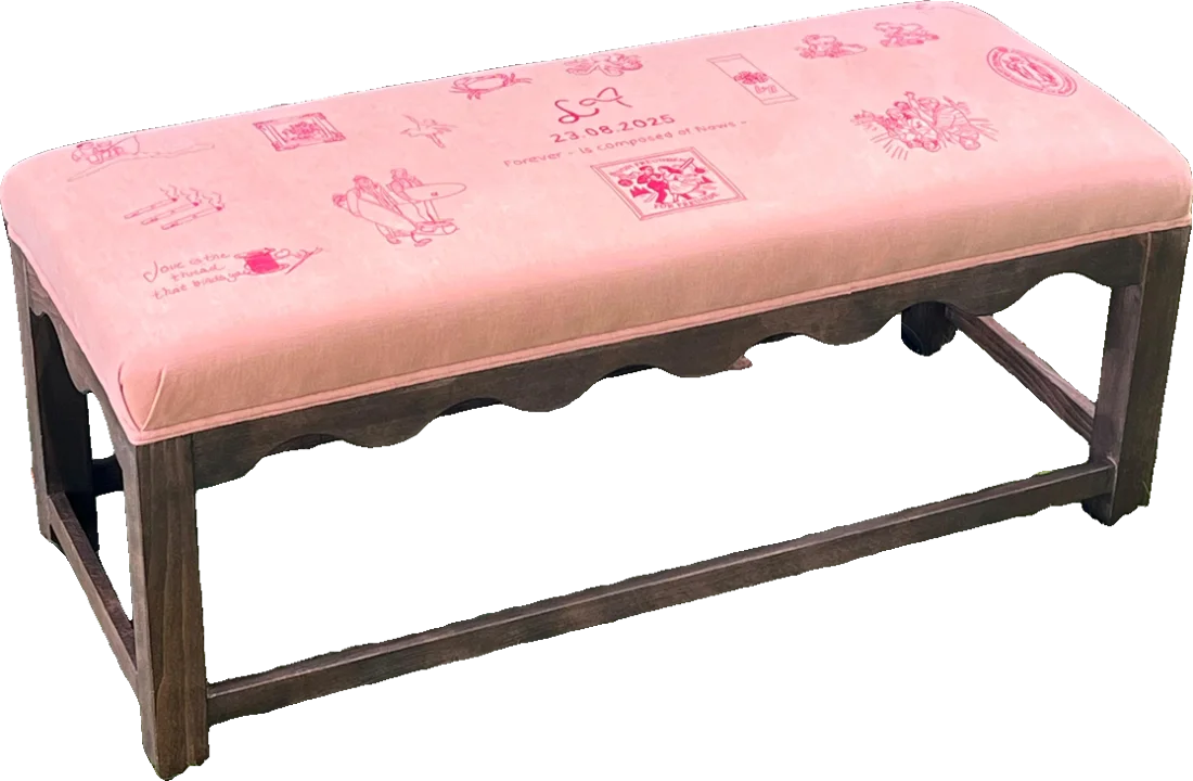 Hochzeitsbank mit rosa Bezug und Motiven der Freunde des Brautpaars, Gestell aus gebeizter Buche
