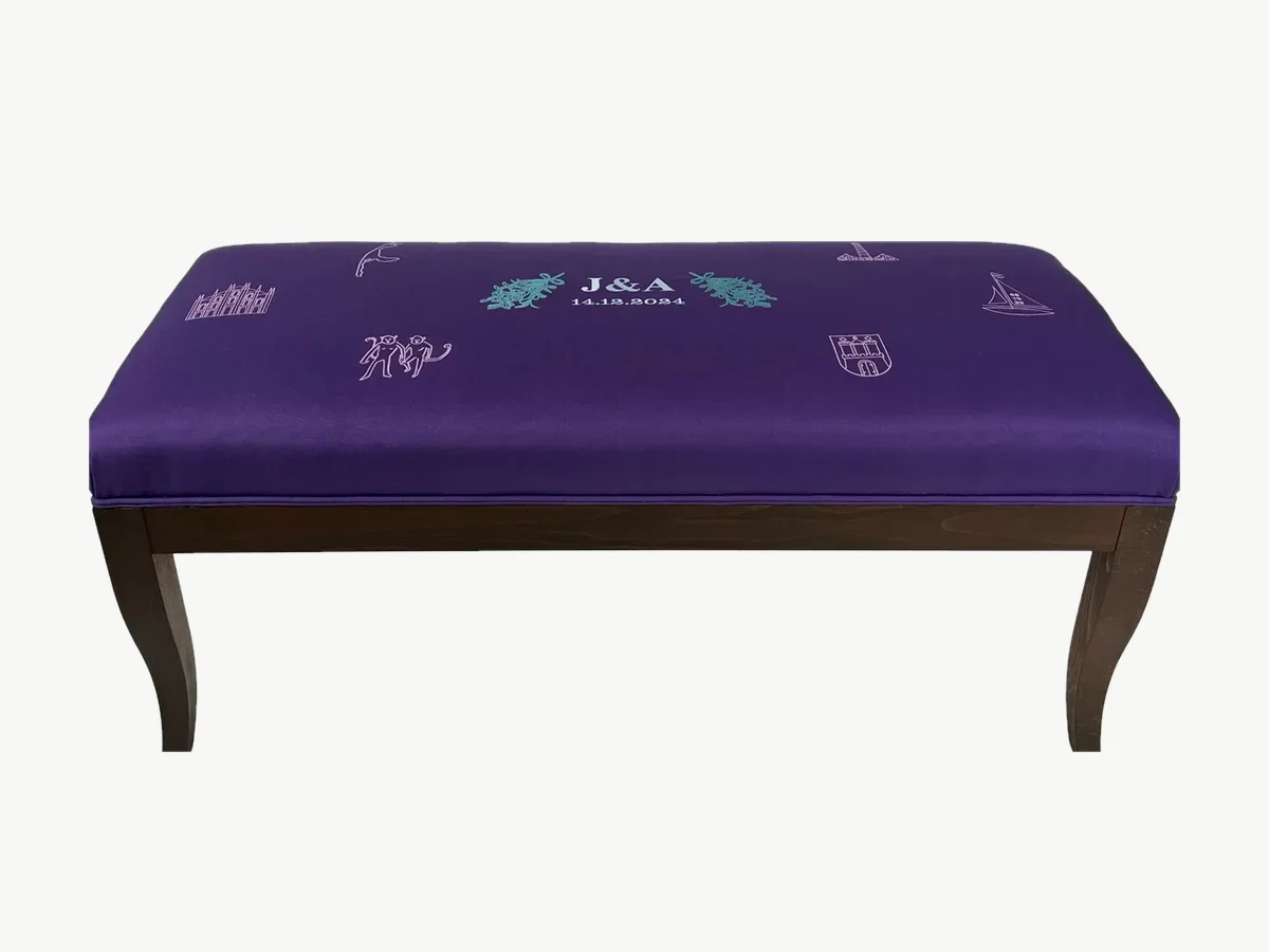 Lila Bank mit Monogramm J&A und Motiven in Rosa und Türkis