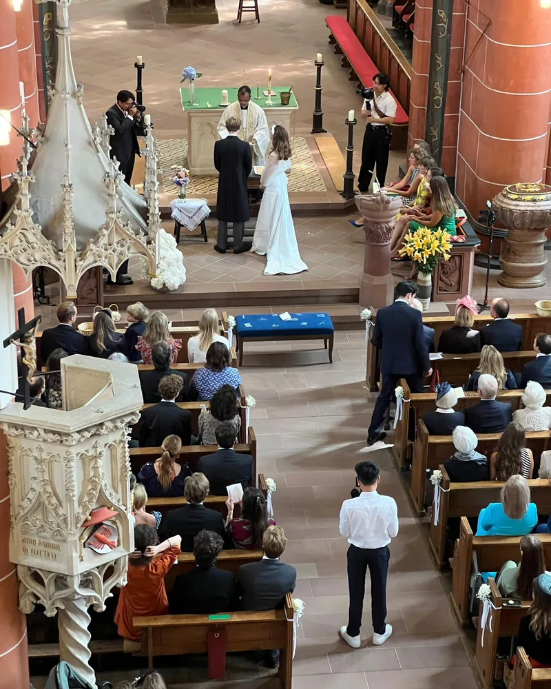 Das Paar mit seiner Bank bei der Hochzeit