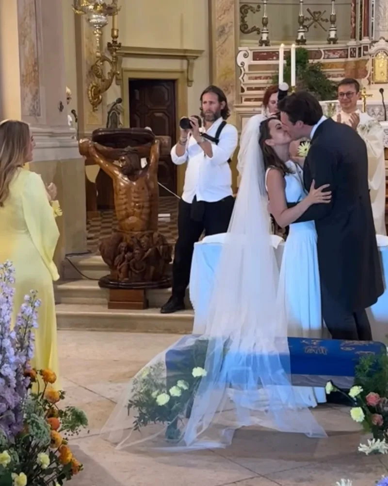 Das Paar mit seiner Bank bei der Hochzeit