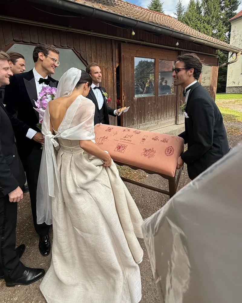 Das Paar mit seiner Bank bei der Hochzeit