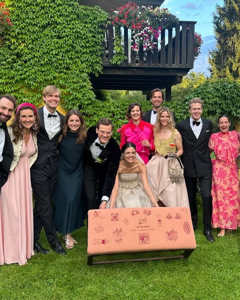 Das Paar mit seiner Bank bei der Hochzeit