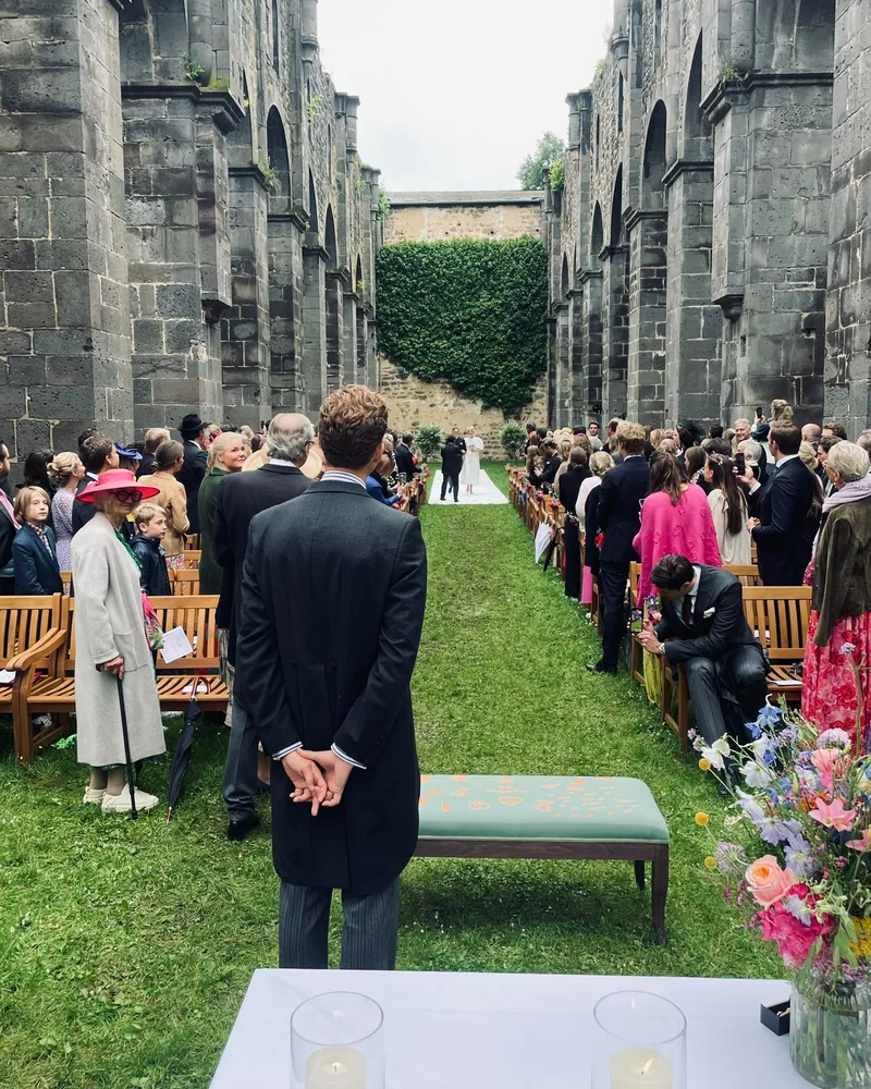 Das Paar mit seiner Bank bei der Hochzeit
