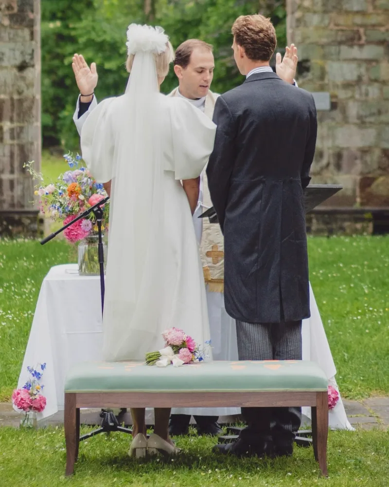 Das Paar mit seiner Bank bei der Hochzeit