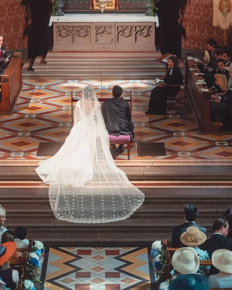 Das Paar mit seiner Bank bei der Hochzeit