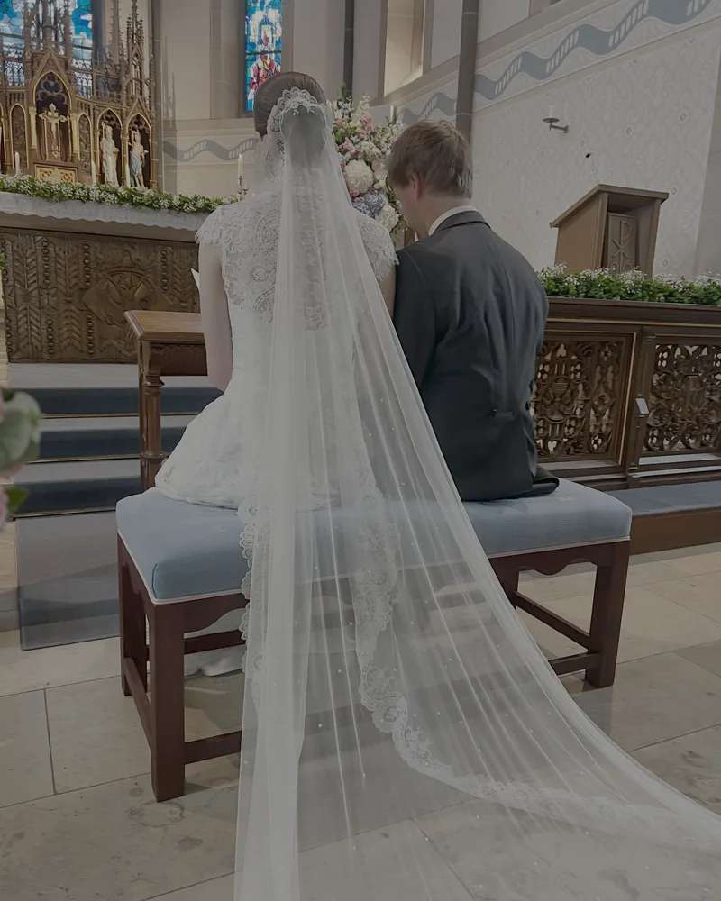Das Paar mit seiner Bank bei der Hochzeit