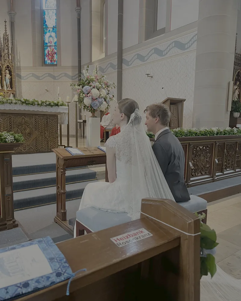 Das Paar mit seiner Bank bei der Hochzeit