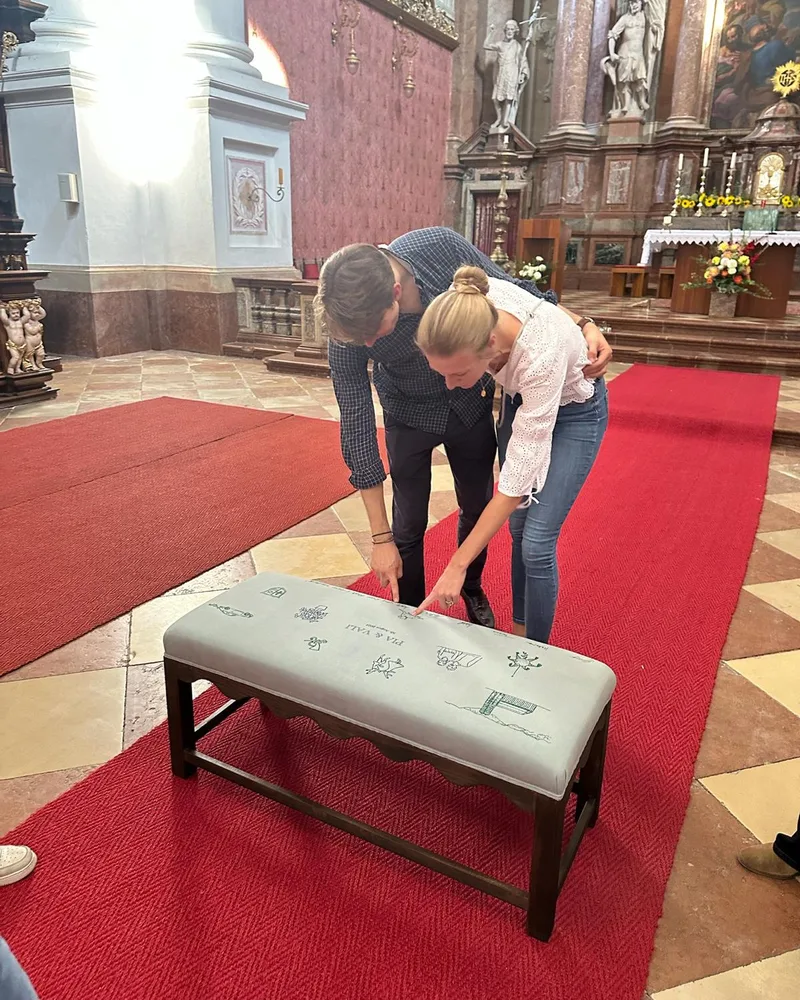 Das Paar mit seiner Bank bei der Hochzeit