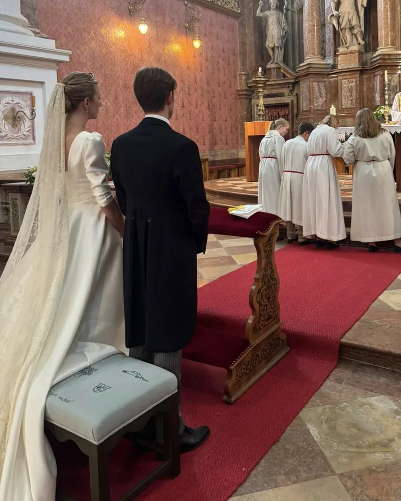 Das Paar mit seiner Bank bei der Hochzeit